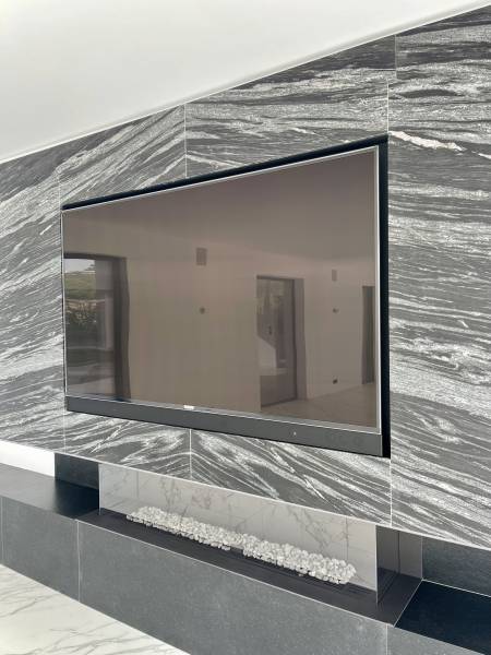 Recouvrement d'un TV mur en Granit à Saint-Tropez